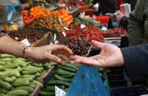 Αυξήσεις σοκ στις λαϊκές αγορές: «Μα ένα μαρούλι 5 ευρώ;»